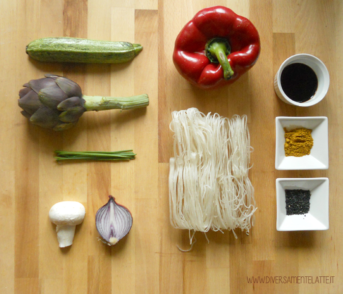 Spaghetti di riso con verdure al curry