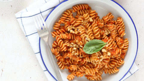 Mezze penne integrali con pesto di lenticchie e foglie di sedano -  Diversamentelatte