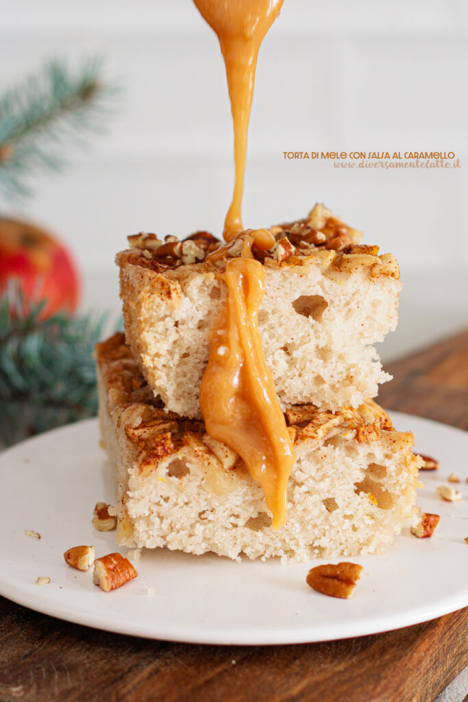 torta di mele con salsa al caramello